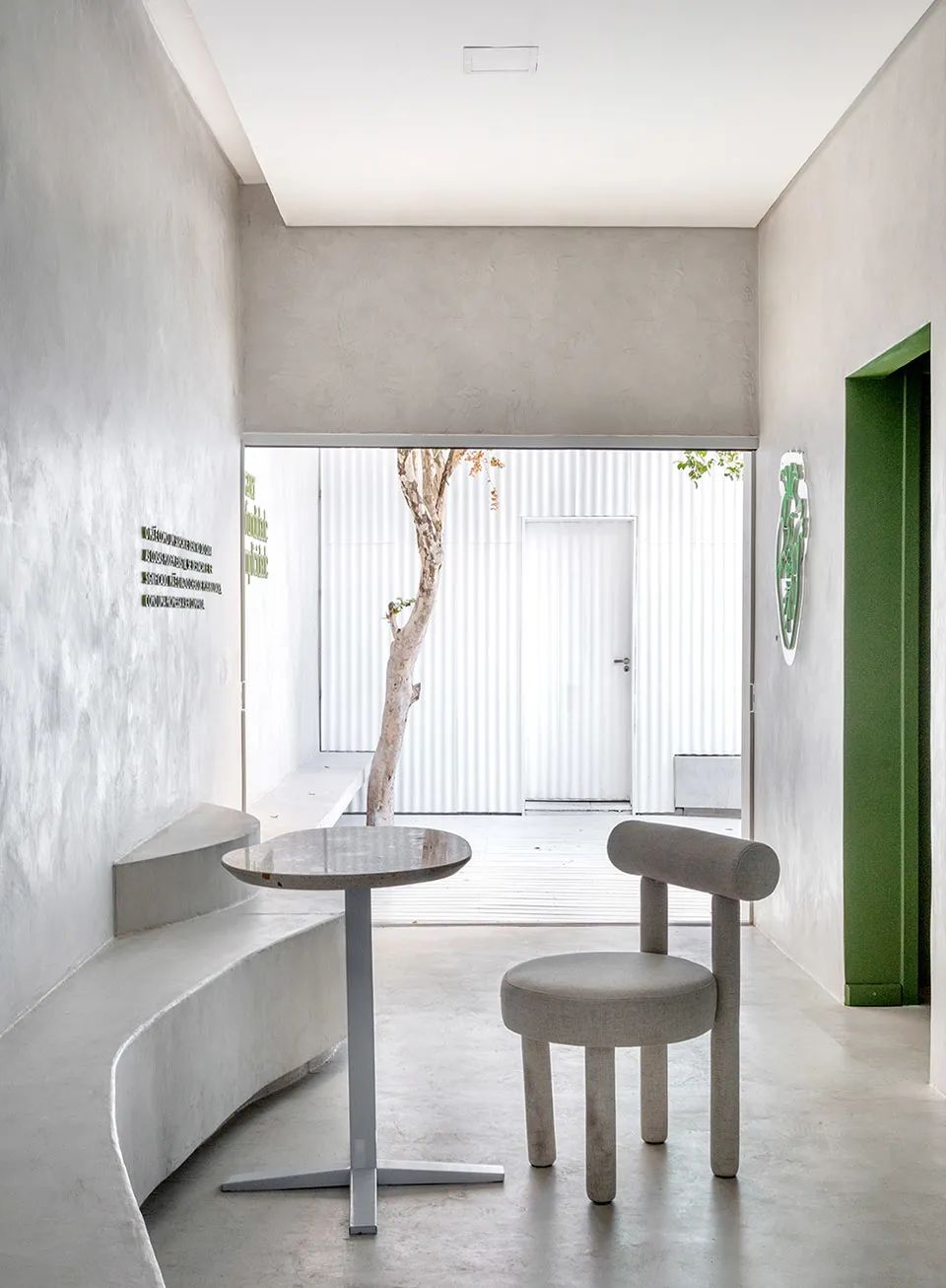 由室內望向庭院 巴西抹茶咖啡店室內設計 Brazeil matcharia Green Blood interior design／Studio Guilherme Garcia