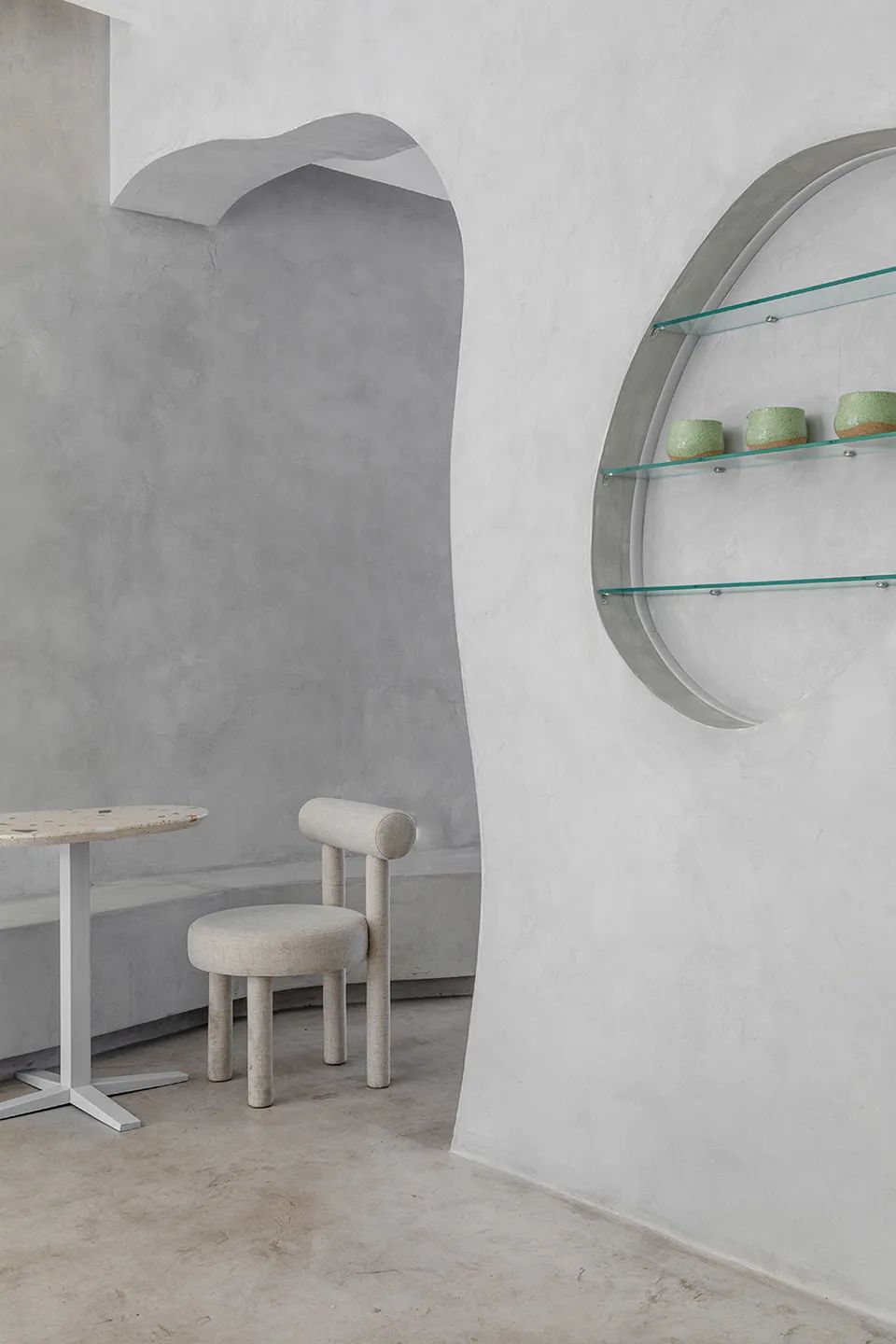 室內座位和牆面置物架 巴西抹茶咖啡店室內設計 Brazeil matcharia Green Blood interior design／Studio Guilherme Garcia