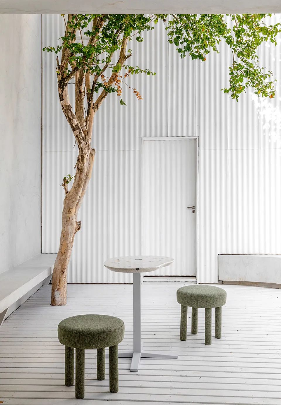 庭院座位區與綠色植栽 巴西抹茶咖啡店室內設計 Brazeil matcharia Green Blood interior design／Studio Guilherme Garcia