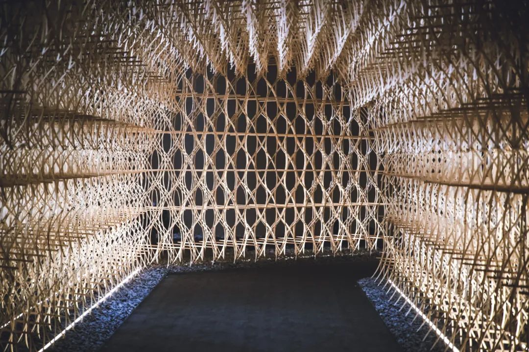 作為北京嘉德藝術中心2022年度的重要展覽之一，隈研吾的最大規模體驗式展覽《五感的建築》在2022年7月22日到2022年10月30日期間展出