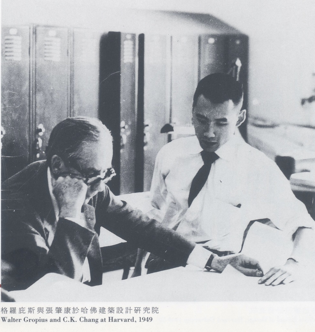 攻讀哈佛建築設計研究院期間，張肇康（圖右）師從建築師Walter Gropius葛羅培斯（圖左）。（國立國父紀念館提供）