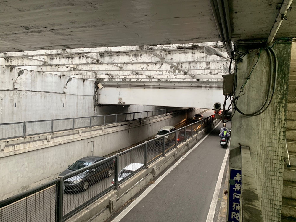 新竹市西大路地下道為連接市區與科學園區的重要道路,啟用至今已達44年,西大路地下道有壁癌、人行道濕滑、路面差、照明不足等問題