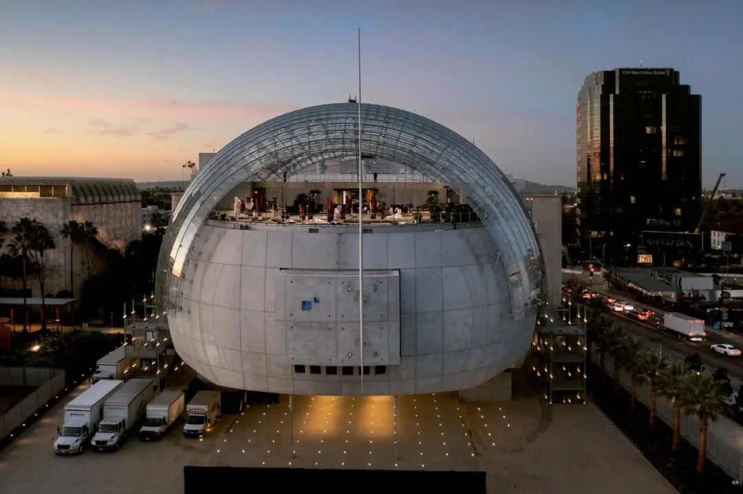 奧斯卡電影博物館（Academy Museum of Motion Pictures）2021年9月30日開幕、由義大利建築師Renzo Piano操刀，就像是獻給好萊塢的一封建築情書，展示電影魔法，並且向百年來電影工業人員致敬，延續電影史多元且豐富的世界觀
