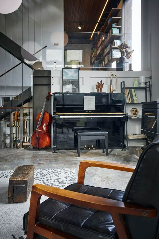 挑高客廳與餐廳臥室空間複層構成空間流動的趣味 金門磚屋The Bricks／宏矩建築師事務所