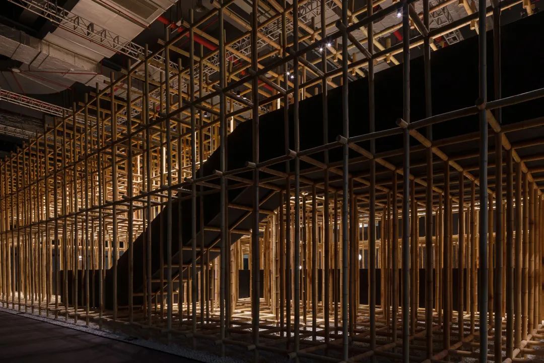 懸停於竹林結構中的二層空間 竹構展覽空間，結構的維度／如恩設計研究室