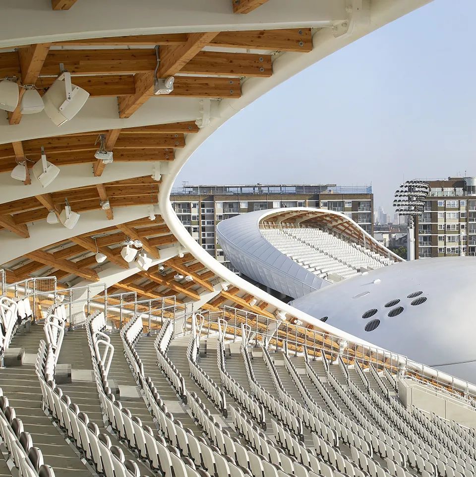板球場也是馬利波恩板球俱樂部 (Marylebone Cricket Club)所在地，馬里波恩板球俱樂部是一家成立於1787年的板球俱樂部，成立於1814年，該俱樂部以前是板球運動的管理機構，至今仍具有相當大的全球影響力。1788年，MCC負責板球法，並於當年發布了修訂版。