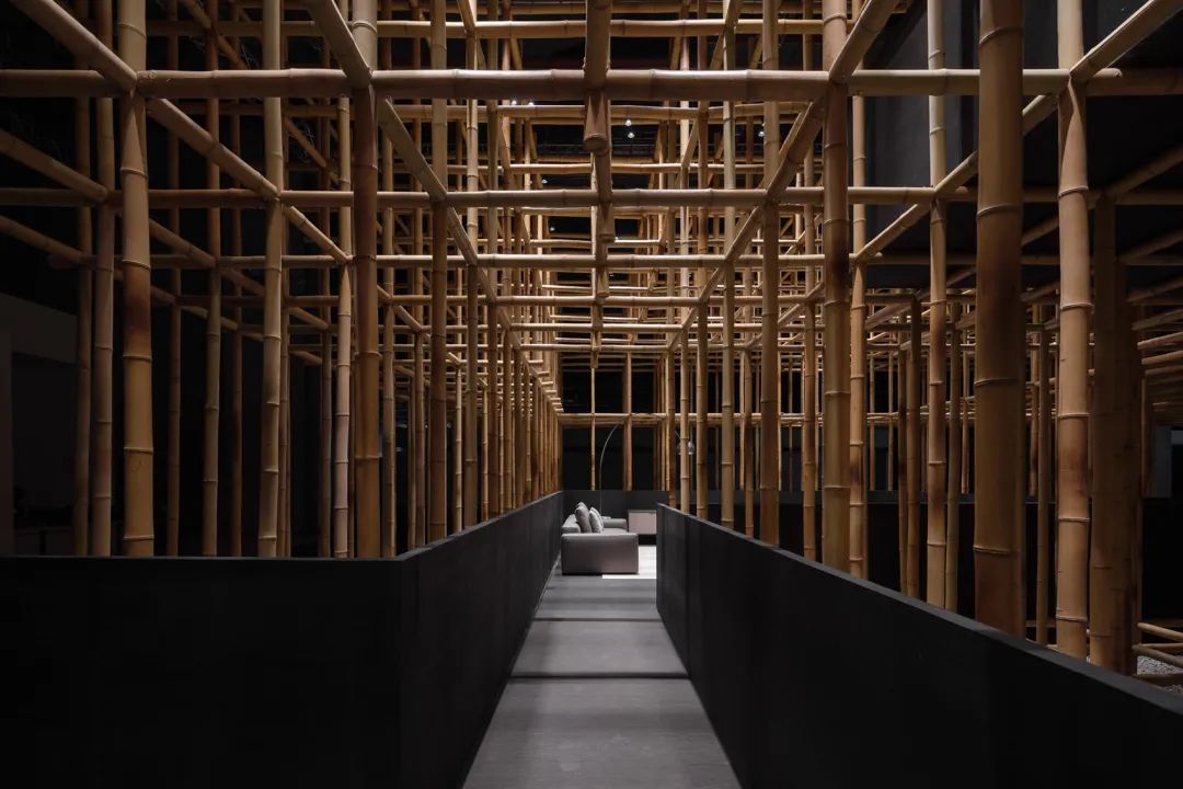 通向室內空間的蜿蜒步道 竹構展覽空間，結構的維度／如恩設計研究室