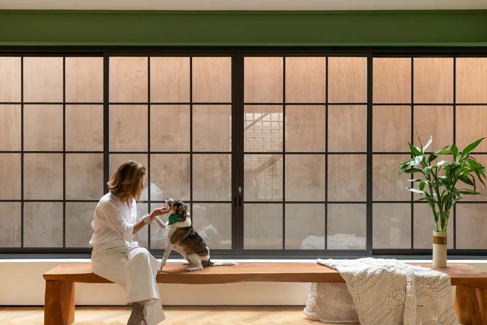 核心空間中,兩扇狹窄的小窗合二為一,形成大窗 巴西住宅Brazil Casa Gama/Studio ArquitetURAS