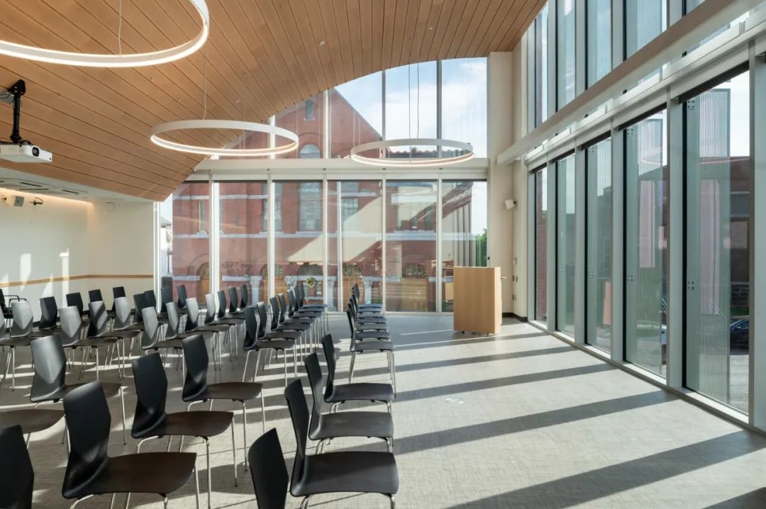 零能耗圖書館Charlotte & William Bloomberg Medford Public Library／Schwartz/Silver Architects