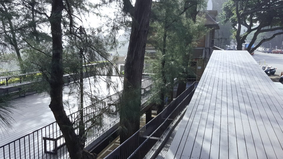 保留樹木生活空間之孔隙 國立中央大學前門景觀平台／築匠建築師事務所