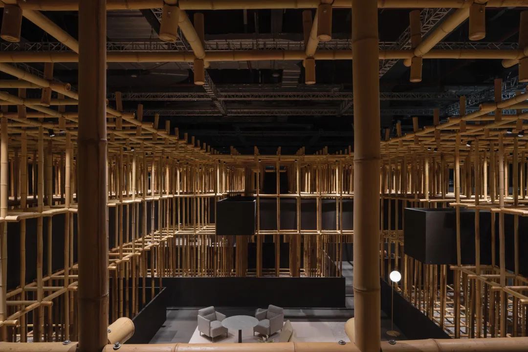 從上層空間望向下層展廳 竹構展覽空間，結構的維度／如恩設計研究室