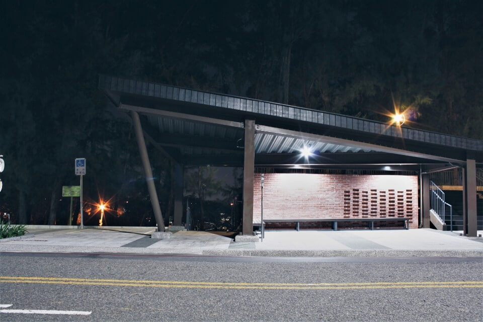 公車等候空間夜景 國立中央大學前門景觀平台／築匠建築師事務所