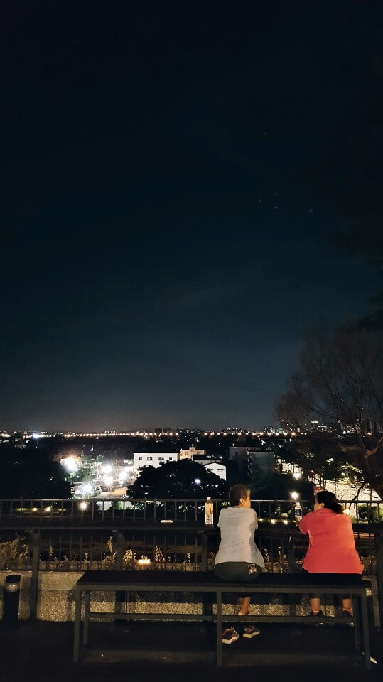 屋頂觀景平台夜景 國立中央大學前門景觀平台／築匠建築師事務所