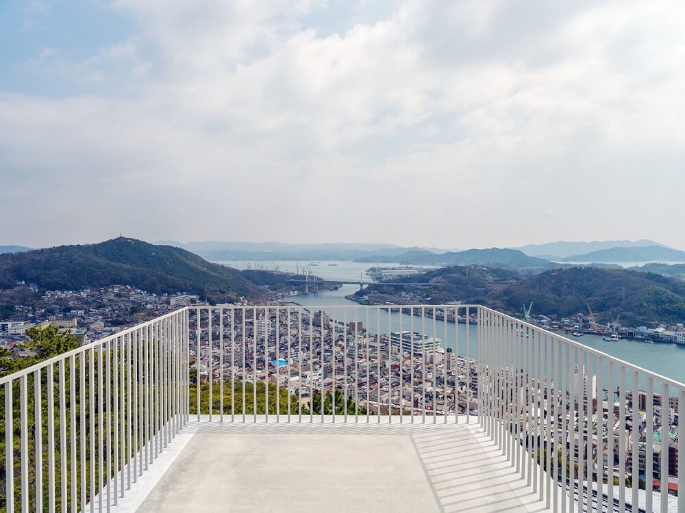 在尾道市千光寺公園的展望台「PEAK（ピーク）」長達63米長的觀景平台可以欣賞到尾道水道全景