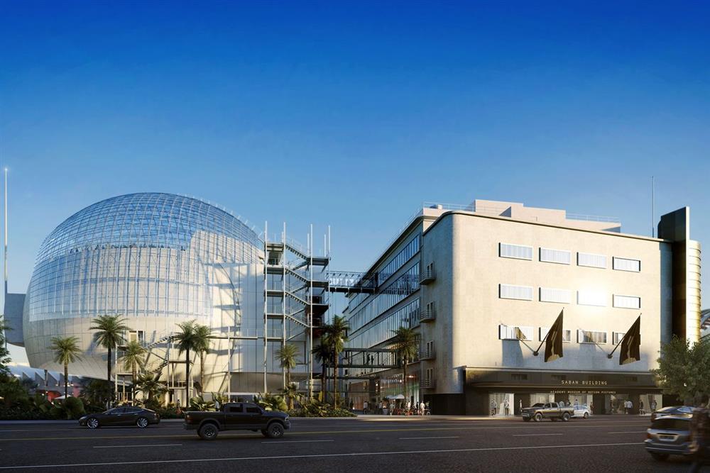 位於洛杉磯威爾希爾大道（Wilshire Boulevard）上的奧斯卡電影博物館除了翻新現址興建於1939年，從May Company更名為Saban Building的主建築外，更邀來普立茲克建築獎得主Renzo Piano設計一幢未來感十足的球形大樓Sphere Building