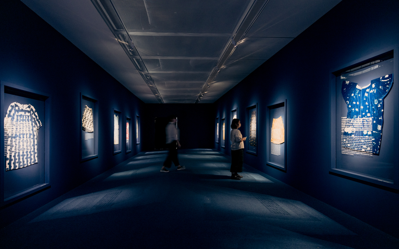 高美館《つづく》展區之一〈土〉。 圖/高雄市立美術館提供 高美館《つづく》展區之一〈土〉。 圖/高雄市立美術館提供