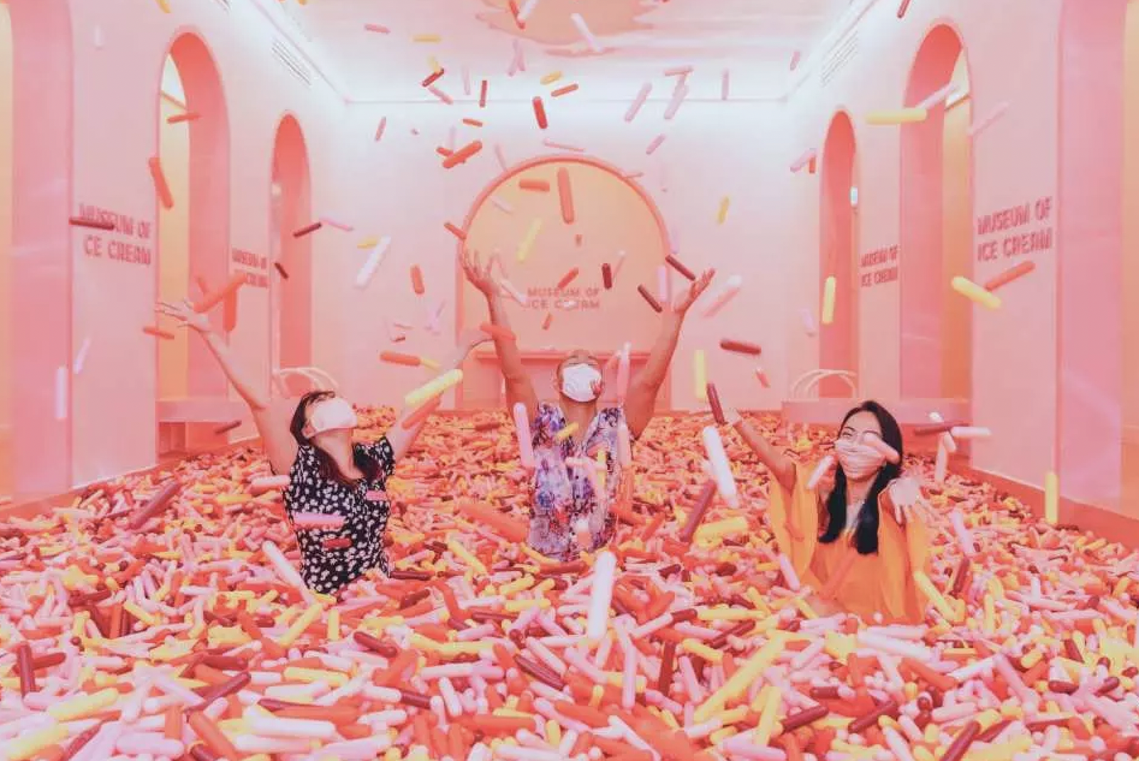 新加坡「冰淇淋博物館 Museum of Ice Cream」的明星場景「巧克力米池 Sprinkle Pool」