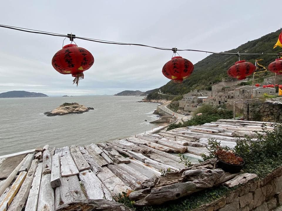 「馬祖國際藝術島」由連江縣政府及文化總會共同策劃,是台灣首個以 10 年為願景的藝術行動,策展計畫涵蓋藝術、教育、建築三個面向,並非只是單純的大型地景藝術裝置,也將帶動馬祖縣政文化治理的新模式,其內容包含了地方創生、藝術策展、地景建築,將設計導入公共設施與服務,還有教育推廣,建立校園與社區參與機制