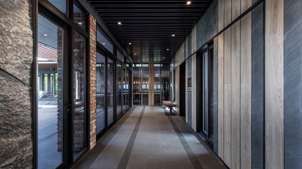 內玄關：進入屋內卻又重新擁抱自然的界面