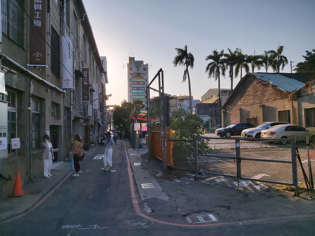 富興工廠1962旁邊就是台鐵舊倉庫，距離綠空鐵道很近