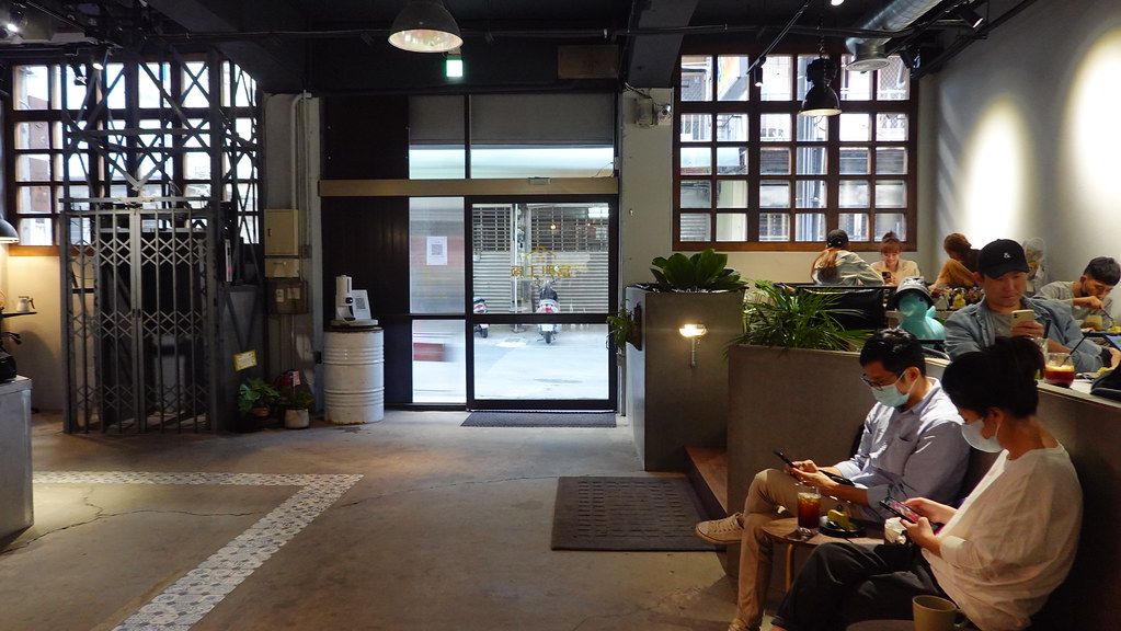 富興工廠1962一樓入口處是 Cuppa Fs Cafe 咖啡（Cuppa VV Cafe二店），相片左邊看到刻意保留下來的工廠貨梯