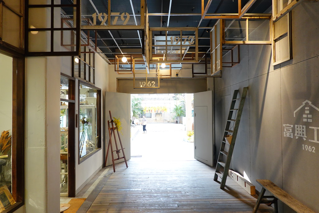 復興工廠1962多個店家進駐,包括花藝實驗所 Laboratory Of Flower、艸 青、吃漢BAR、Puresoul life beauty、Fish Eye.Studio / 魚小魚攝影工作室、烤雞快遞 Roasted Chicken Express Tattoo Studio