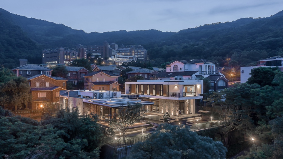 山合院夜景，胡世昭建築師以「微、弱、輕」的空間設計觀點，以環境優先的文本去發展空間形態與構成，「環境即資源」依山傍水成為真實，建築應成為環境的配角，孕育出一個能與週遭自然生態共好與平衡的「微建築」，在不刻意追求垂直高度的構想下，以二層樓取代三層樓，以ㄇ字型結構取代蓋好蓋滿的傳統思維，山（三）合院的名字便以此而來