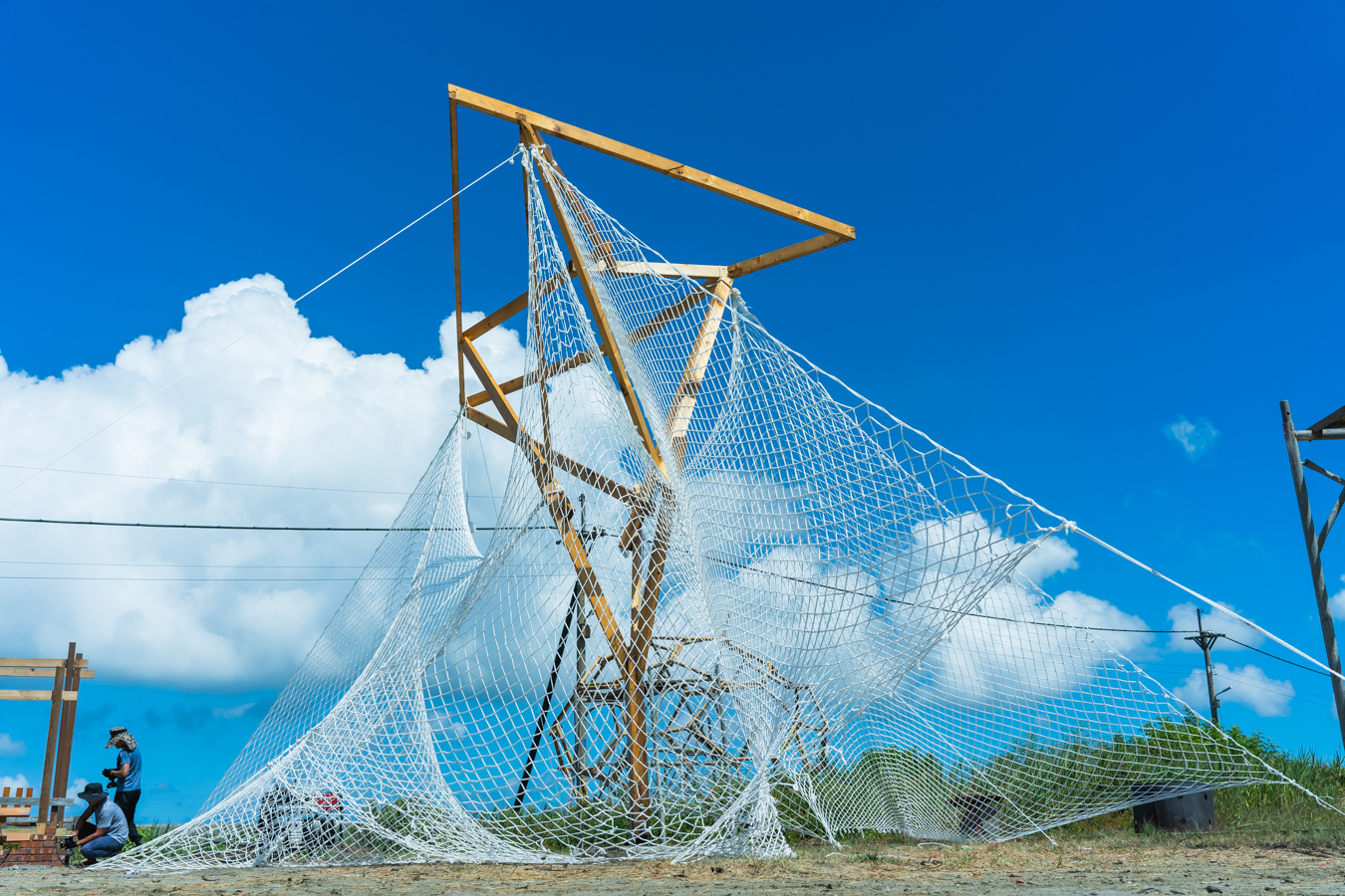 成大建築系師生以特殊的木構法在雲林成龍溼地社區搭建木構造涼亭