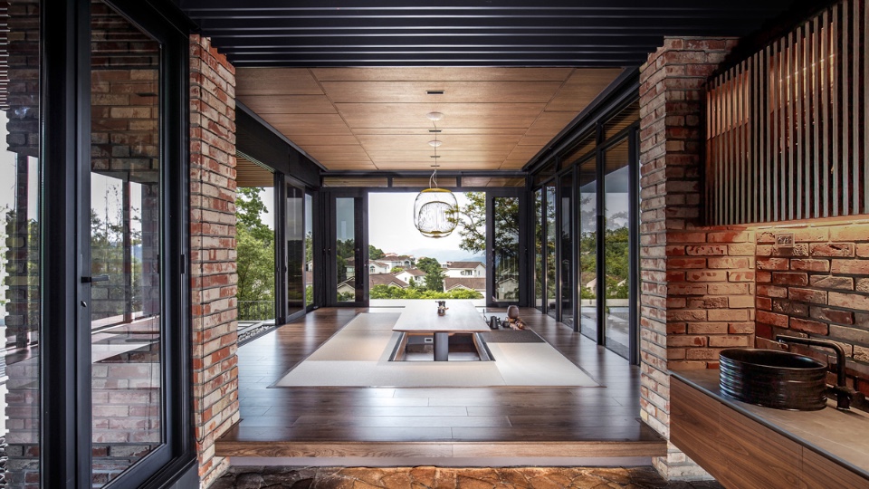 具環境療癒與觀想的茶屋，李銘煌最喜歡坐在三面環景的茶屋中，一邊望向遠方的秀麗山巒，一邊觀賞日本紅楓樹梢跳舞的五色鳥，另一邊望向合院中間水池的落瀑，無風的時候水池如明鏡一般映射著天空與後方二層樓的家