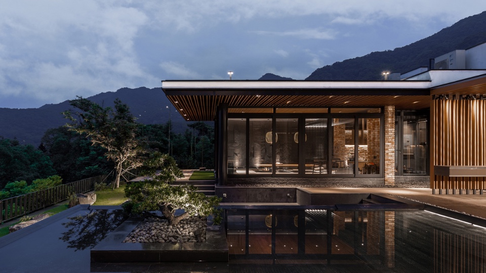 茶屋：夜幕與鏡射水影中的茶屋