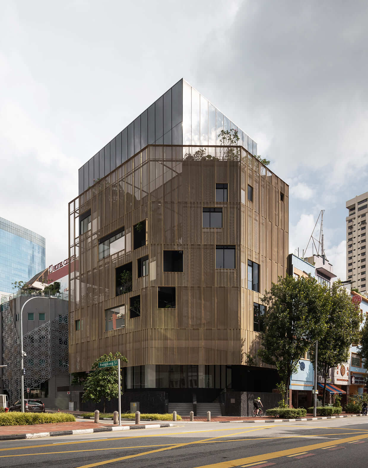 新加坡建築事務所 Formwerkz Architects 設計的「Garden Curtain Wall」,為市中心6 層樓高的建築,添上銅製金色立面外層,挑戰都會區辦公大樓常見的玻璃牆外觀印象