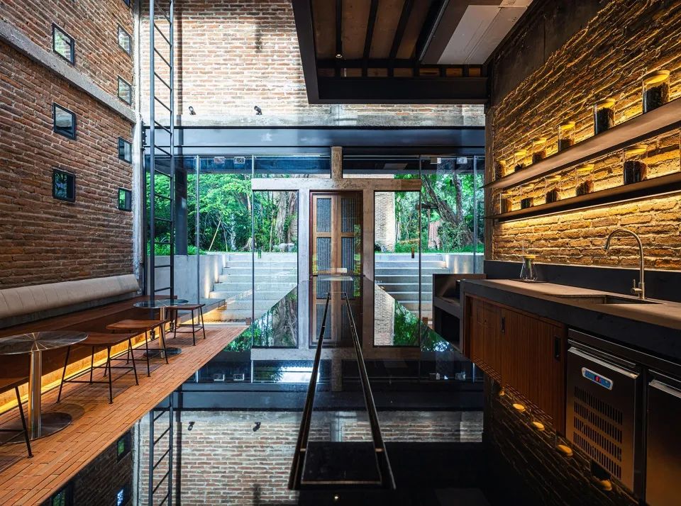 位於地面層的吧檯 清邁Kaomai茶舍／PAVA architects