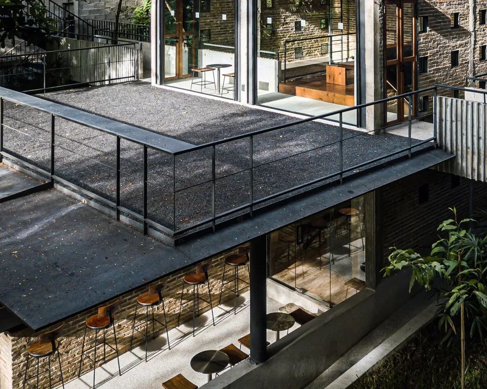 PAVA architects建築團隊利用現代鋼材和鋼筋混凝土完善了遺留下來的磚造結構