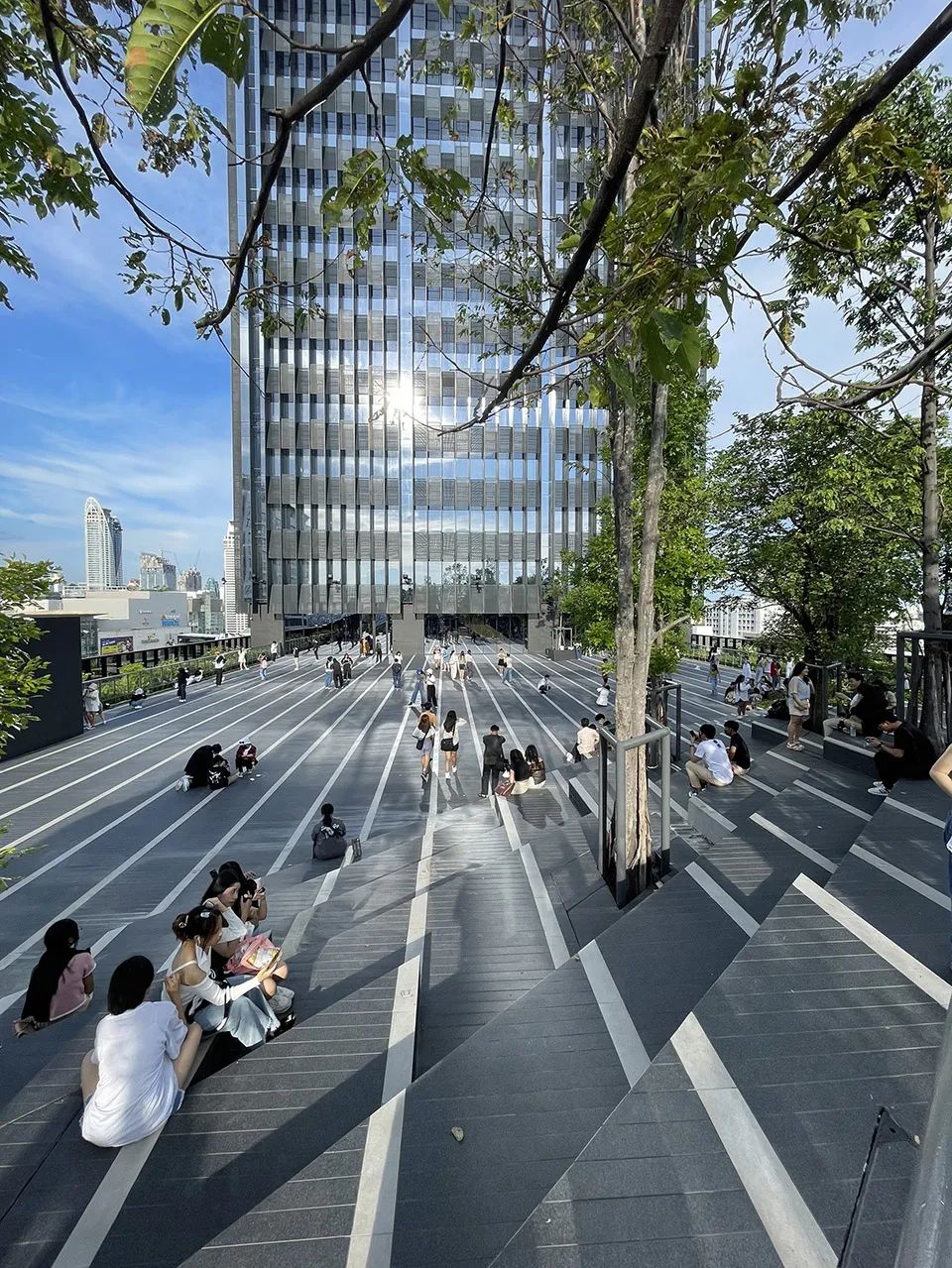 廣場的線性鋪面回應建築立面 曼谷屋頂花園SKY FOREST SCAPE/Shma Company Limited