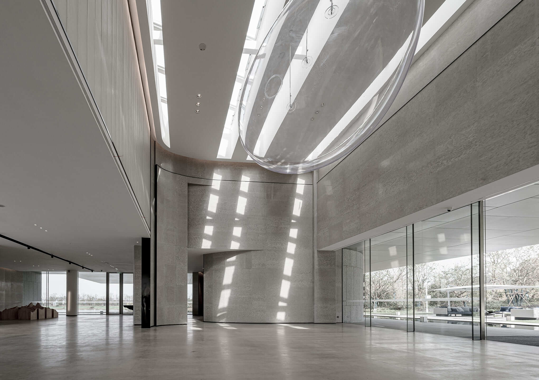 彭文苑建築師帶領行一建築設計的「大魚美術館」,座落於南京市郊區一座環境優雅的湖畔,是集團企業擁有的私立美術館,主要用途為藝術展覽,藝文活動與參訪接待