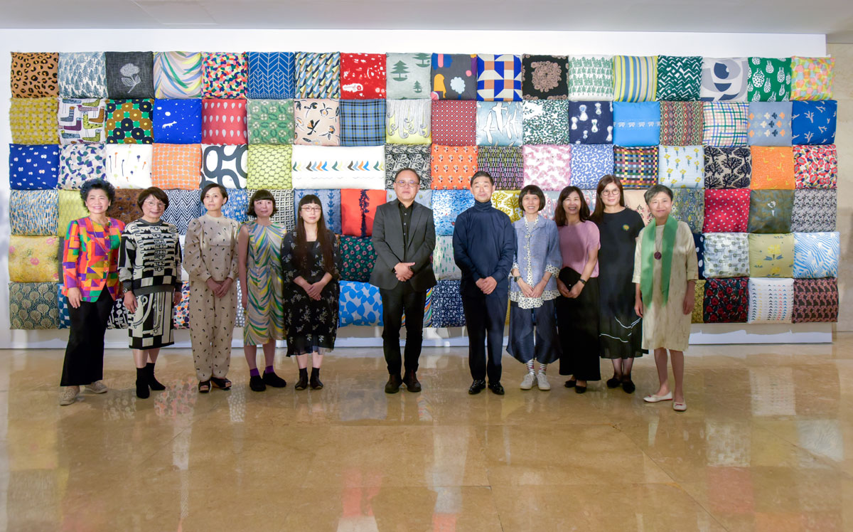 高美館舉辦《TSUZUKU》特展作品「雲」搶先看記者會,右起為高美館李玉玲館長、高雄市文化局王文翠局長、台新銀行郭晶晶副總、柯珀汝女士、minä perhonen創辦人皆川明、高雄市史哲副市長、minä perhonen品牌CEO田中景子、建築師阿部真理子、品牌媒體代表川村幸世、信源企業楊麗芬董事長、美術館之友會曾淑芸秘書長