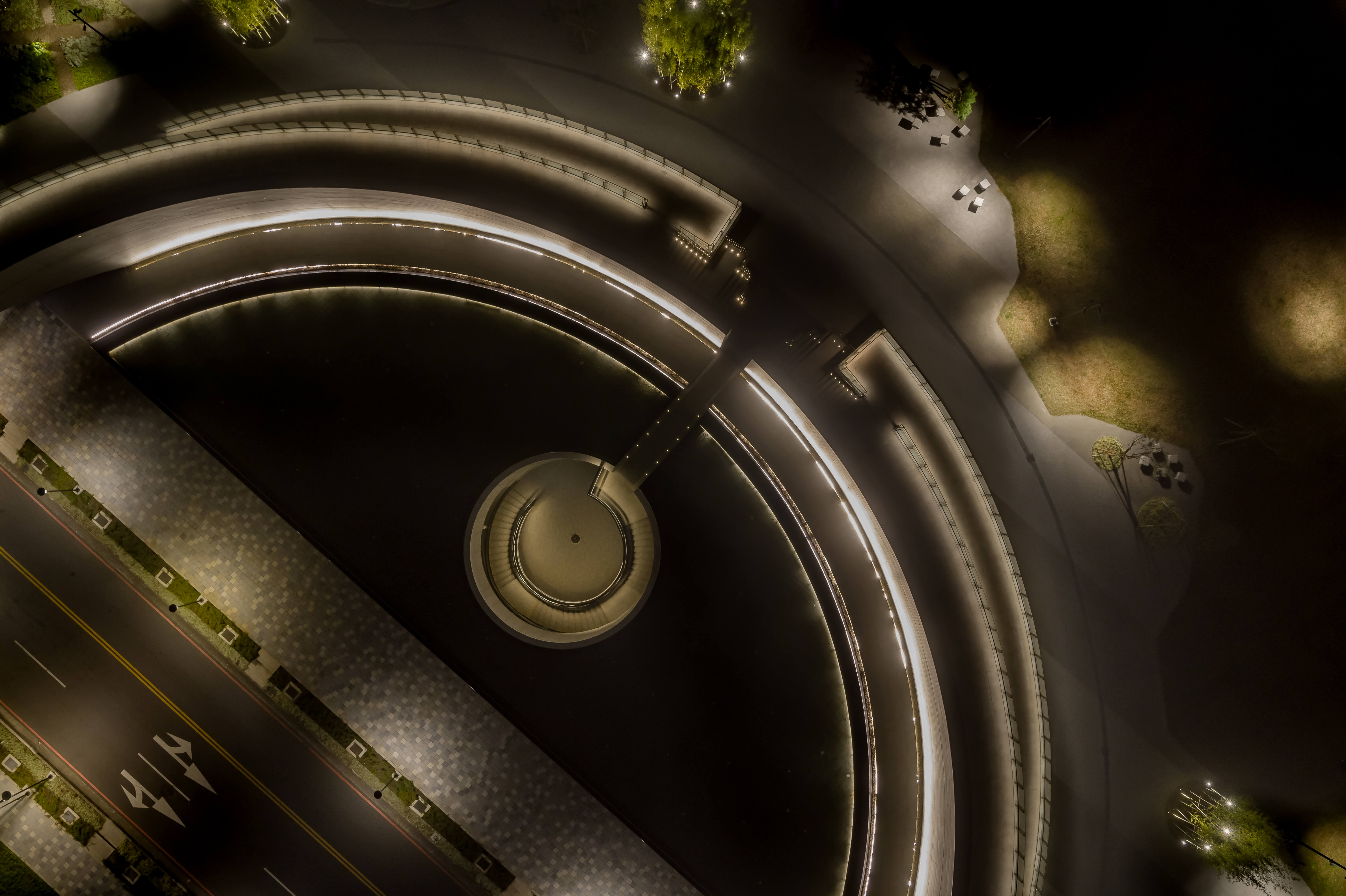 位於桃園平鎮的「1895乙未保台紀念公園」是一座紀念乙未戰爭、族群團結抗日的地景公園，主體建築以圓形轉化成「乙未之環」進行設計，公園內大片的竹林景觀，呼應先人以竹林做為屏障的歷史背景；照明以象徵客家藍染的錠藍色之光，與整體建築、環境有著良好的互動關係