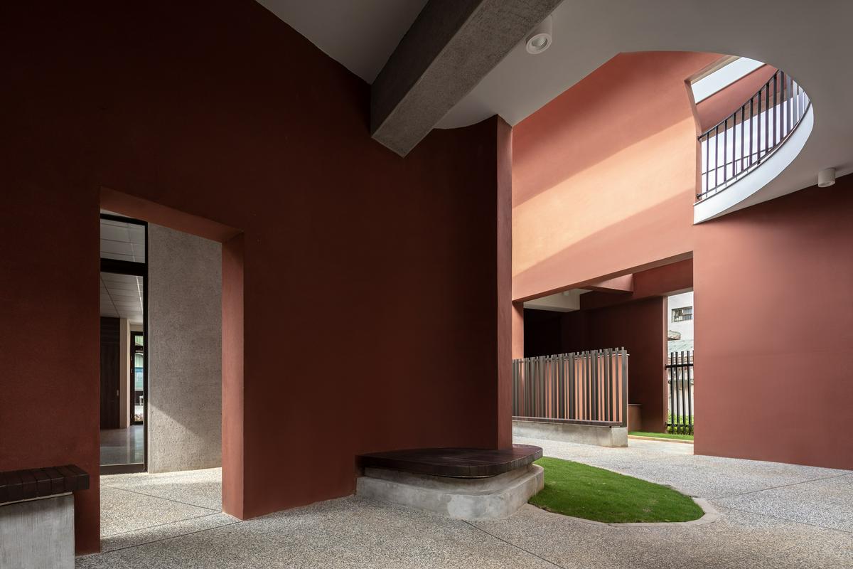 相較於傳統活動中心，大溪員樹林市民活動中心特別在基地內規劃了180坪類公園空間，開放給民眾當作公園使用，並串連員樹林三元宮廟埕後形成約八百坪的廣場，讓傳統居民集會場域與新設立集會場所做一個串流。建築紋理也顧慮到視覺的整體性，與三元宮互相輝映