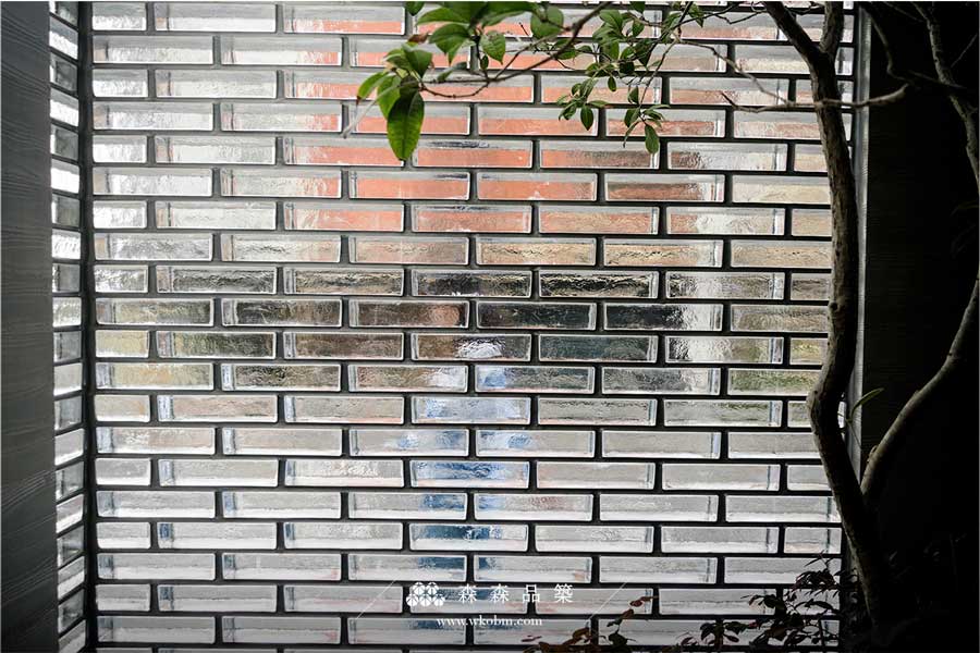 台北南港「誠美謙謙」集合住宅外牆玻璃磚，採用交丁砌工法