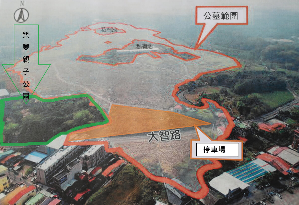 由竹山鎮公所命名的「竹夢親子公園」基地雖緊鄰竹山鎮第一公墓,但並非墓地,而是大片竹木綠地