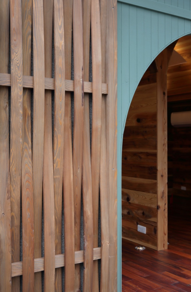 正門入口牆的編織造型細節，採台灣杉木企口板的編織紋樣式，詮釋神木樹幹的樹皮紋理