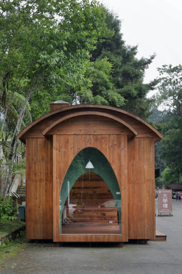 落地窗框景，國產材CLT運用建築量體的外立面，採台灣杉木企口板的編織紋樣式，詮釋神木樹幹的樹皮紋理