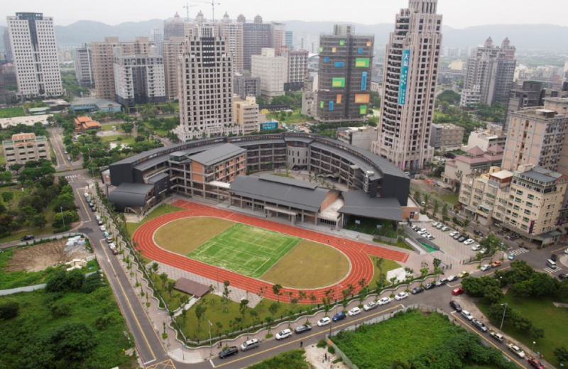 鳥瞰新竹縣竹北市東興國民小學,校地約呈正方形為東北西南座向