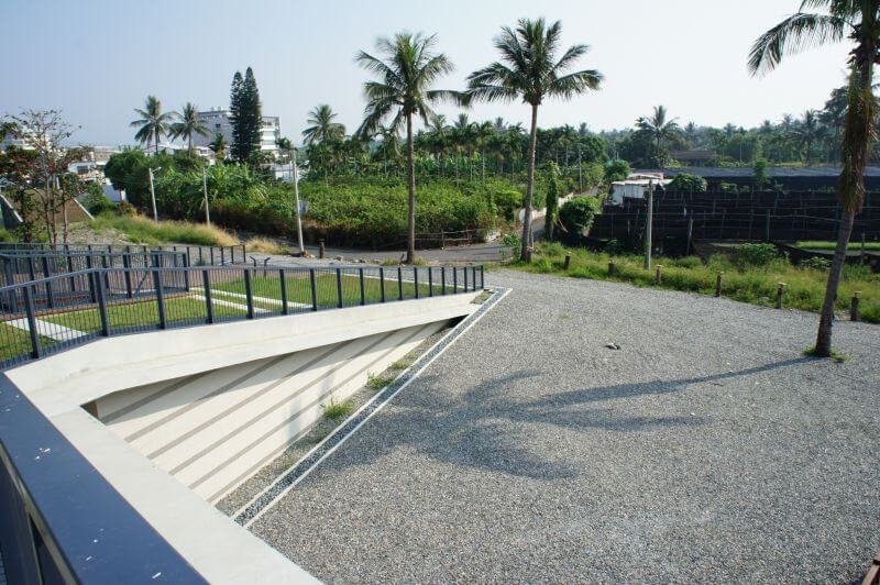 台東市海濱公園 綠化草坡及木棧道