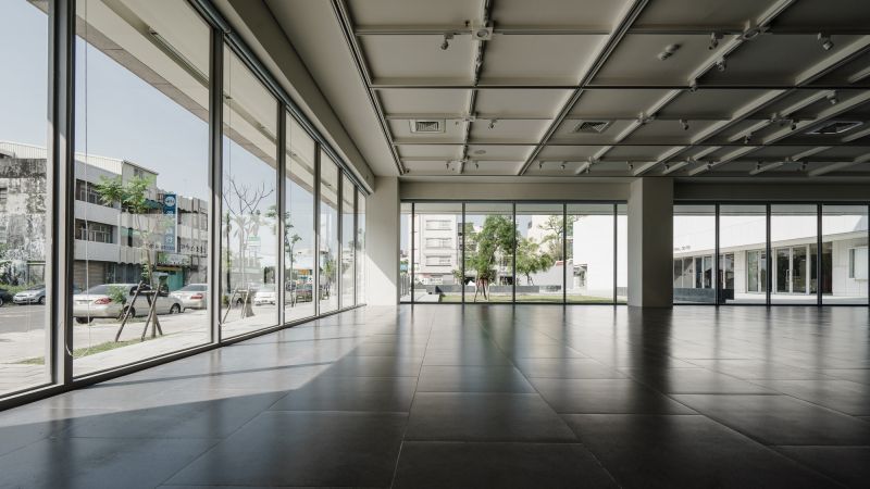 北港文化中心:地面層帶狀落地窗的穿透性(攝影:鉉琉工作室)