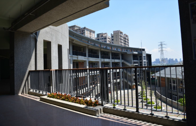 新竹縣竹北市東興國民小學 配合小學生身高之降板花台