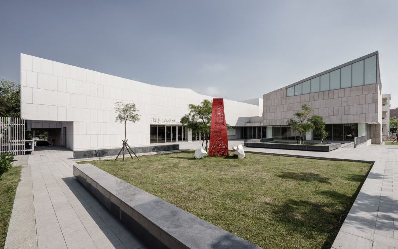 北港文化中心：有高差的廣場及長階梯創造台灣城市少見的微量剖面及視角變化(攝影：鉉琉工作室)