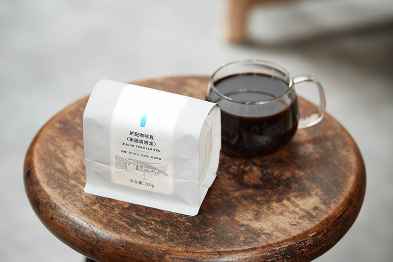 藍瓶咖啡每次新店亮相都有限定的產品，藍瓶咖啡為張園店定製了一款限定拼配咖啡豆，拼配了羅布斯塔豆、衣索比亞豆（花香和莓果香）及拉丁美洲豆（黑巧克力風味），還可選擇 Oji 冰滴咖啡壺出品的冰滴咖啡、張園店限定的蔥油華夫，以及在張園店首發的蜂蜜海鹽拿鐵和焦糖棗泥蛋糕