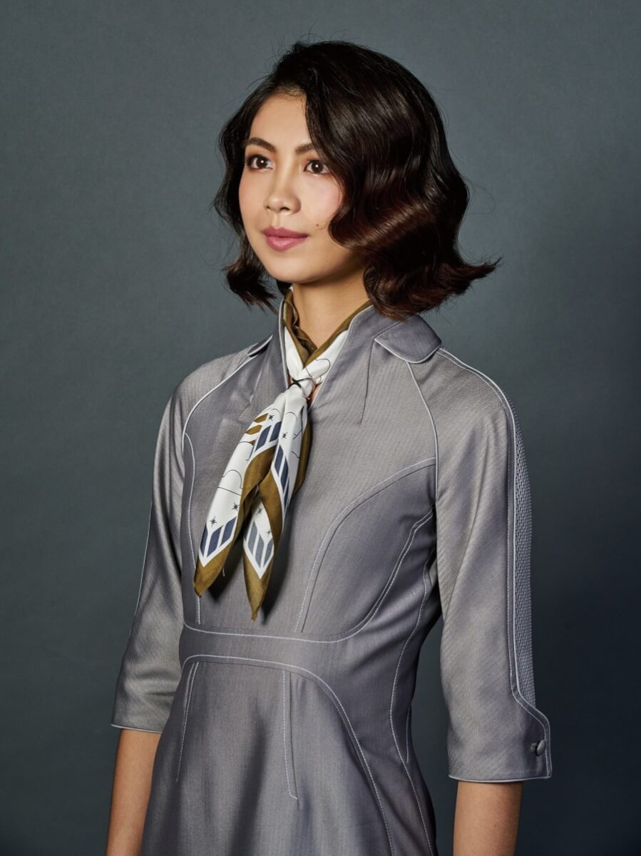 星宇航空女性空服員制服呼應客艙的大地色系，座艙長及空服員依顏色區分職級，分別選用金色與銀色洋裝