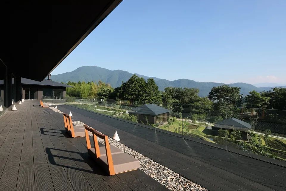 飯店公共設施有可眺望廣闊梯田的「梯田觀景台」，能將梯田與群山四季變化一覽無遺，在春季插秧水田如鏡面照映藍天、夏天則有隨風搖曳的一片翠綠、秋日金色飽滿的稻穗包裹梯田的金黃美景、寒冬則是水稻收割稻草捆堆滿梯田的特色景象，四季皆有不同風情卻同樣優美的景色
